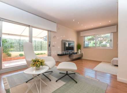 Fantàstica casa moderna amb piscina, cuina exterior ia poca distància a peu de la platja.6