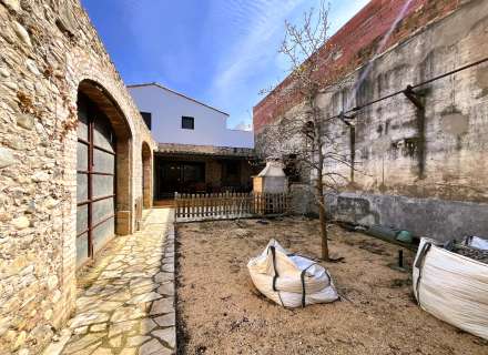Maison moderne avec jardin et fort potentiel à Pontós.39