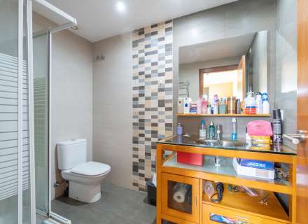 Apartament modern amb piscina comunitària i plaça d'aparcament.13