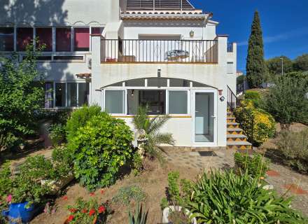 Vous recherchez un endroit paisible à Roses, proche de la nature et réunissant tout le confort nécessaire pour en profiter tout au long de l'année ? Cet appartement mérite votre attention.0