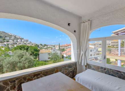 Gran apartament de 3 dormitoris amb boniques vistes a la muntanya a minuts de la platja.14