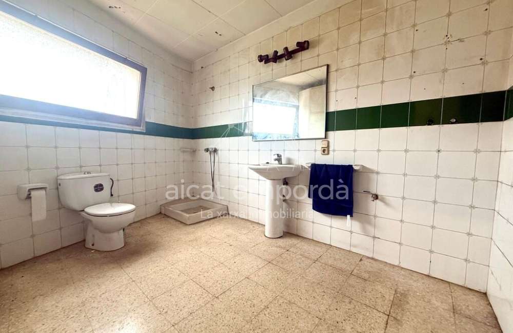 Figueres. Local comercial + soterrani en venda (C/Empordà).8