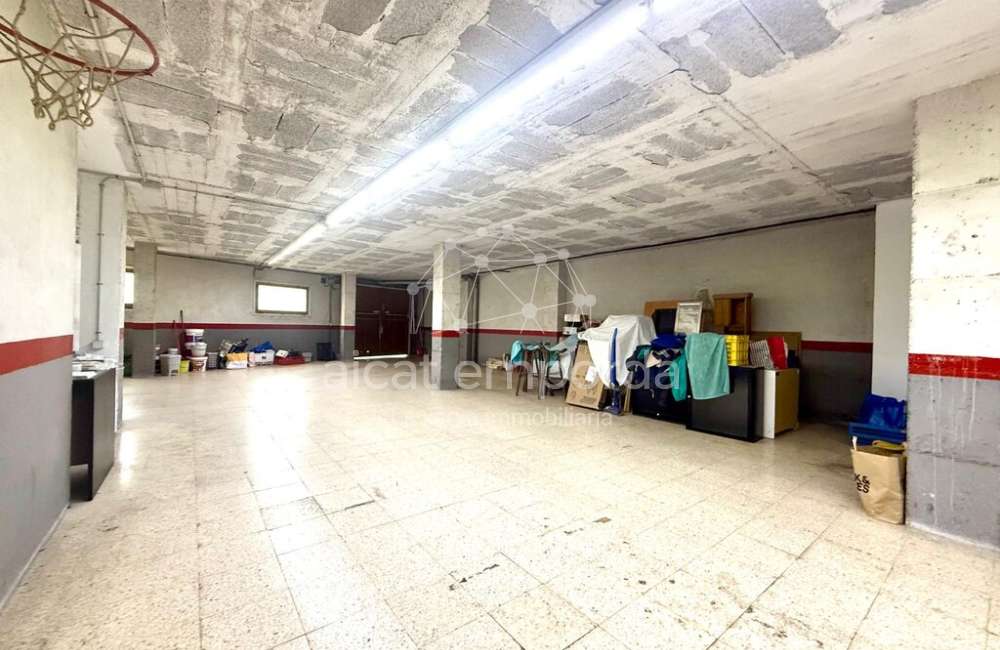 Figueres. Local comercial + soterrani en venda (C/Empordà).2