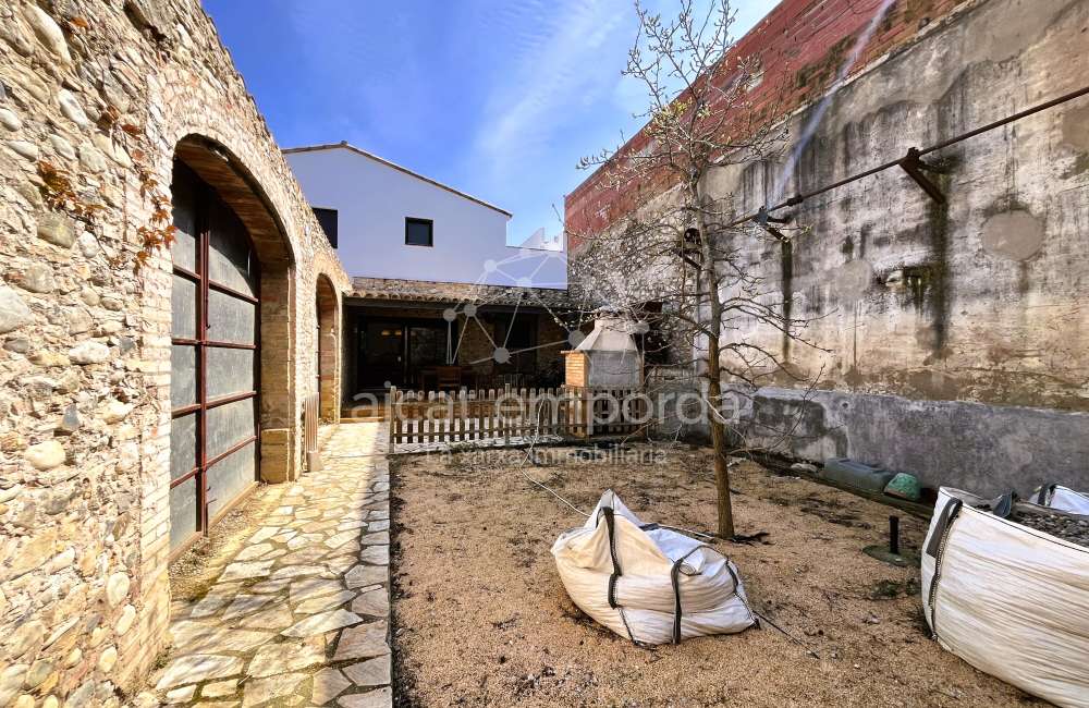 Maison moderne avec jardin et fort potentiel à Pontós.39