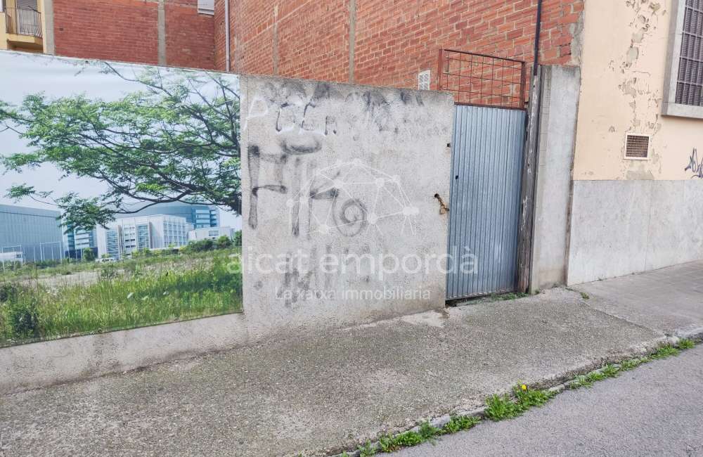Venta de terreno para construir un edificio en Figueres.1