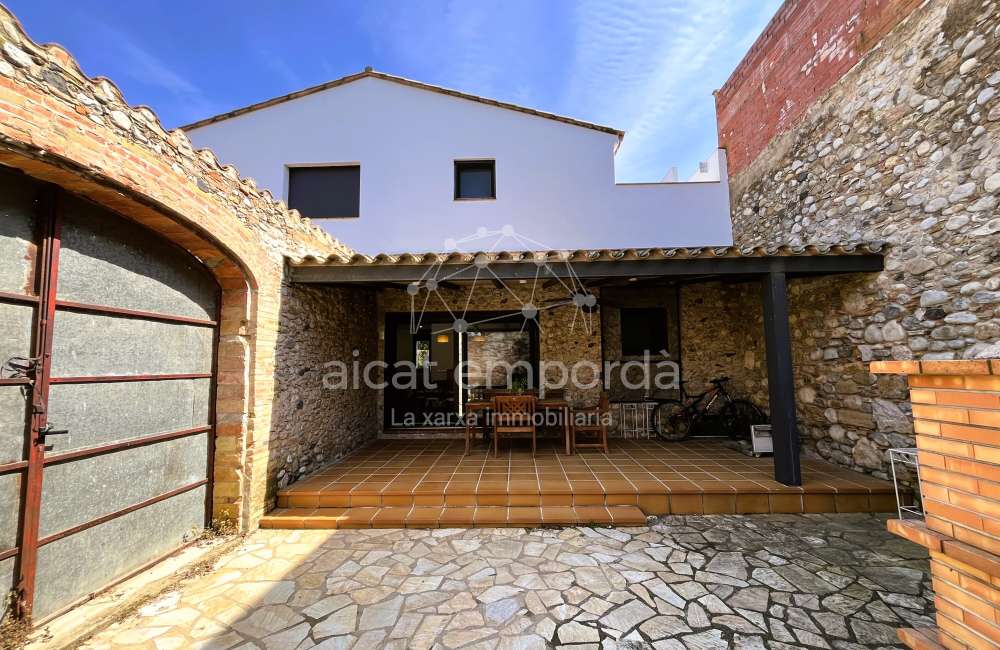 Maison moderne avec jardin et fort potentiel à Pontós.17