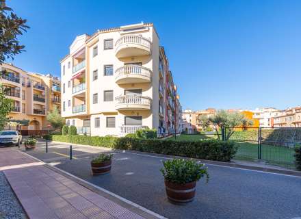 Modern apartment with communal swimming pool and parking space.1