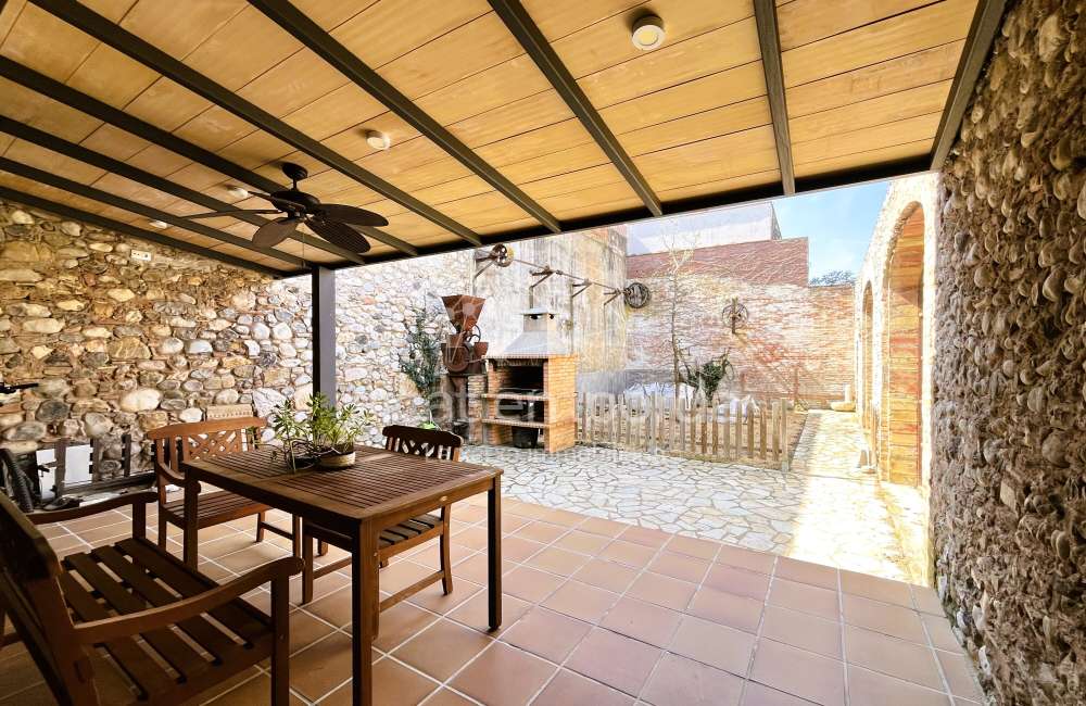 Maison moderne avec jardin et fort potentiel à Pontós.14