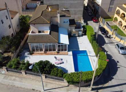 Gran casa amb piscina, garatge en un solar cantoner en zona tranquil·la.2