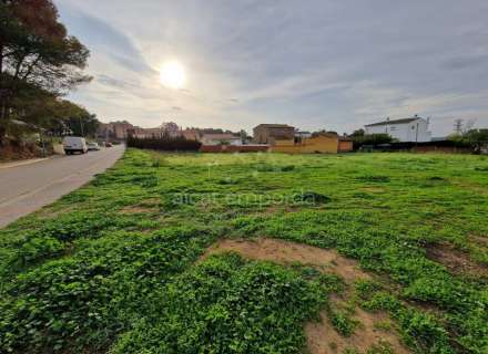 Grand terrain double de 1604m2 pour construire votre maison avec piscine et jardin parfait. Une offre spéciale !5