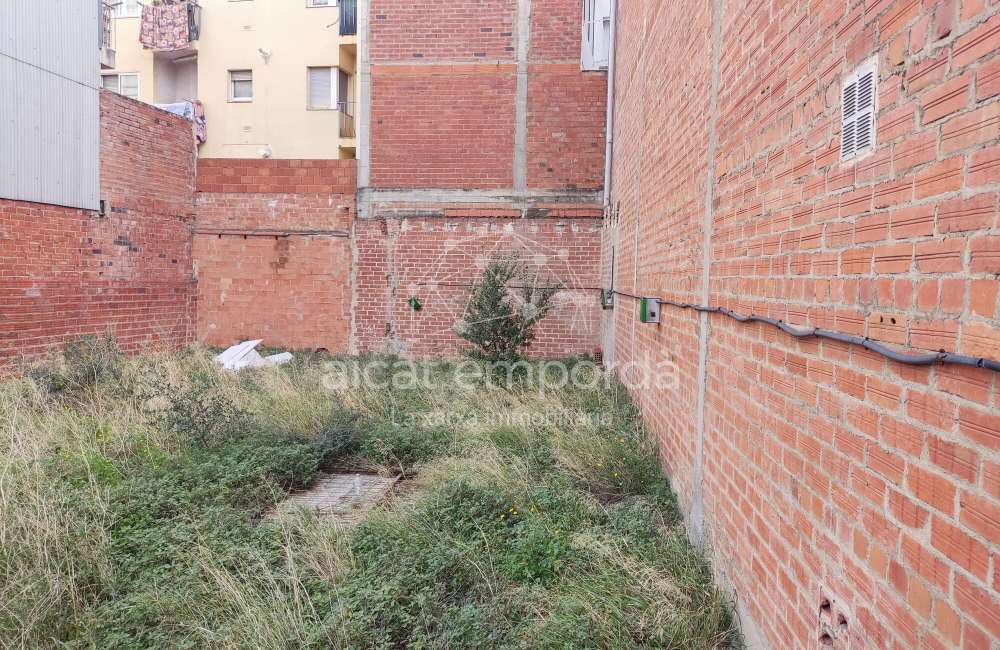 Venta de terreno para construir un edificio en Figueres.2