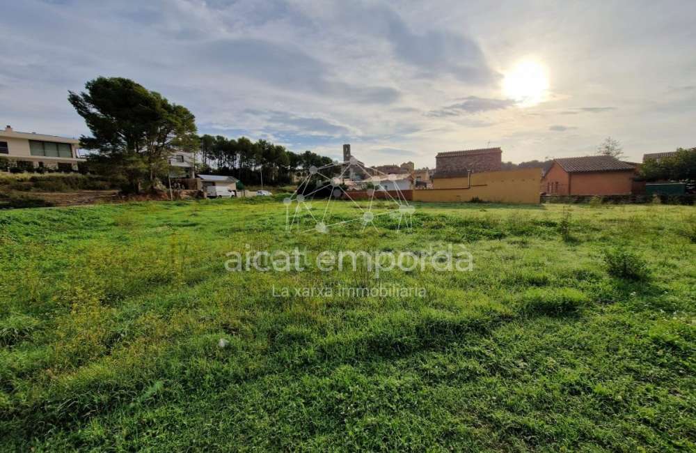 Gran parcel·la doble de 1604m2 per construir la teva casa amb piscina i perfecte jardí. Una oferta especial!12