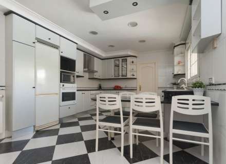 Gran casa amb piscina, garatge en un solar cantoner en zona tranquil·la.11