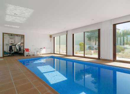 Magnifique maison moderne à Pau, située dans un quartier calme et privé de la Costa Brava.14