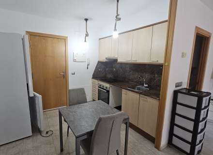 Studio à vendre à Figueres avec place de parking incluse, idéal pour les investisseurs.2
