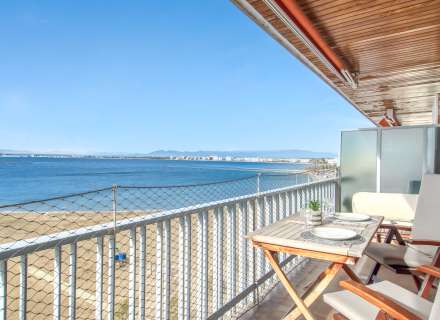 Apartment on the seafront. Avda De Rhodes9