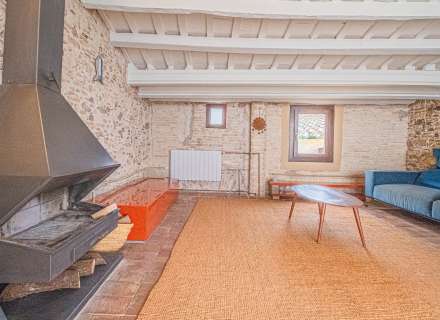 Busques una autèntica casa d’estil rústic en ple casc antic de Castelló d’Empúries?1