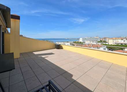 Ático en 1º línea con solárium, preciosas vistas y licencia turística.33