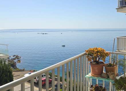Pis lluminós amb vista al mar al Far de Roses2