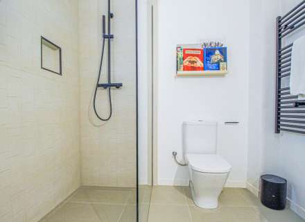 Busques un pis en planta baixa a Sant Pere Pescador on combinar comoditat, llum i qualitat de vida?8