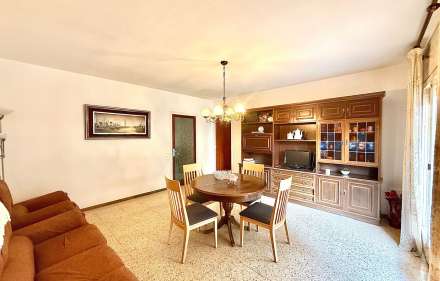 Piso de 4 habitaciones con balcón en creu de la ma