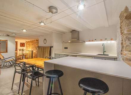 Busques una autèntica casa d’estil rústic en ple casc antic de Castelló d’Empúries?14