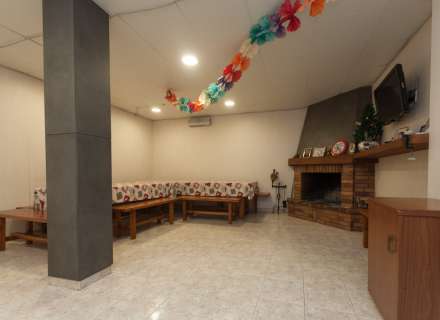 Gran casa amb piscina, garatge en un solar cantoner en zona tranquil·la.39