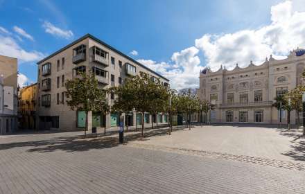 Building for sale in the pedestrian and commercial center of figueres with high investment potential.