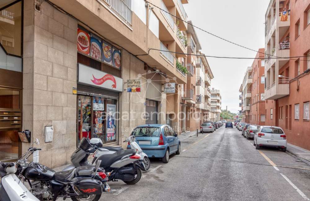 Local comercial a Figueres de 80 m² construïts ideal per a oficina o comerç.1