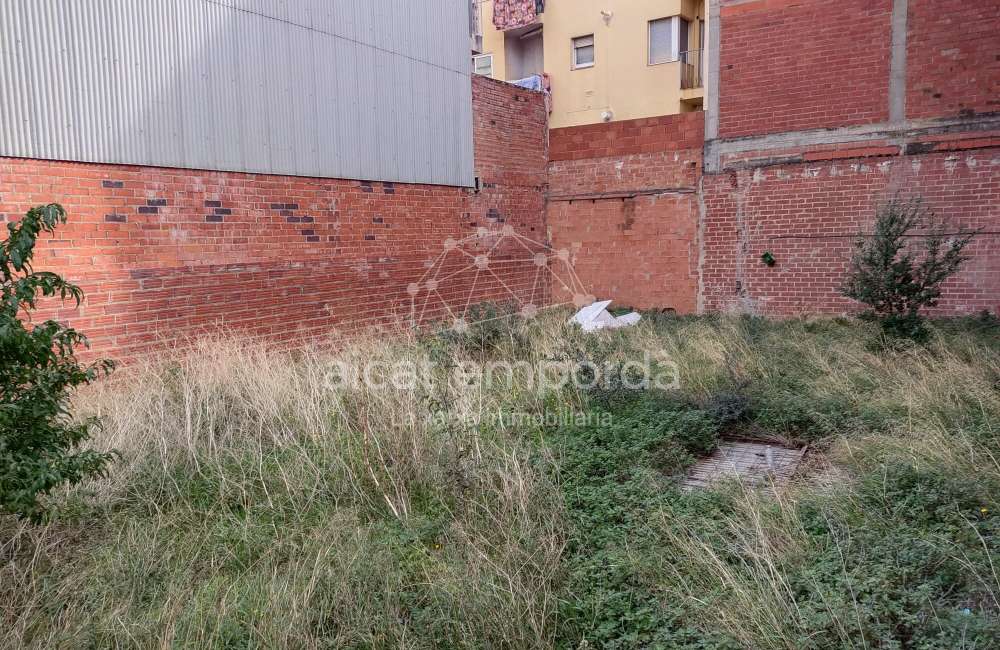 Venta de terreno para construir un edificio en Figueres.5