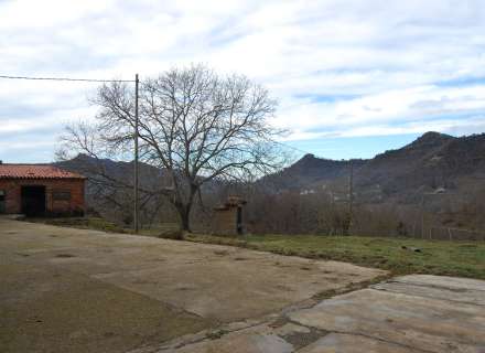 Magnifica finca ganadera y forestal en Vidrà a 3,5 km del pueblo con un camino de acceso pavimentado. Con una extensión de 108 hectáreas.21