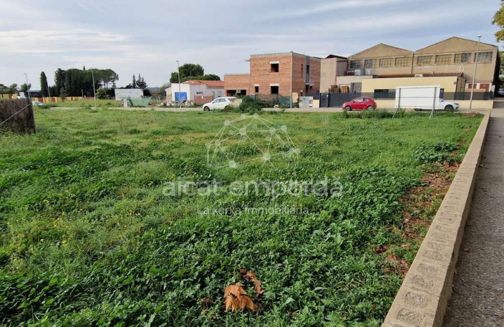 Gran parcel·la doble de 1604m2 per construir la teva casa amb piscina i perfecte jardí. Una oferta especial!11