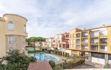 Apartament modern amb piscina comunitària i plaça d'aparcament.
