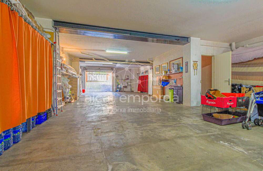 ¿Buscas una casa en Figueres con dos viviendas independientes?33