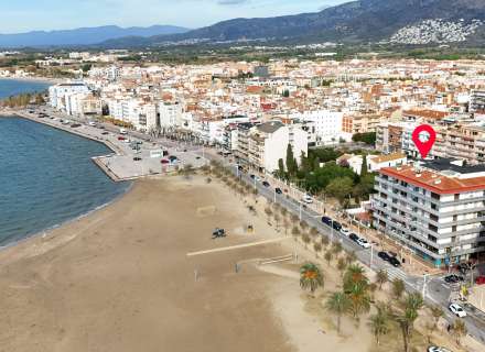 Apartment on the seafront. Avda De Rhodes3