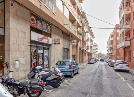 Local comercial a Figueres de 80 m² construïts ideal per a oficina o comerç.1