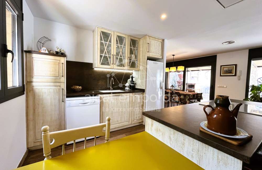 Maison moderne avec jardin et fort potentiel à Pontós.11