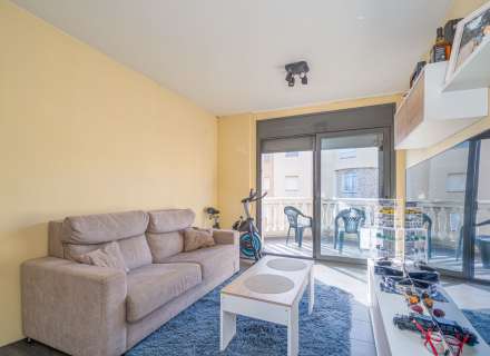 Apartament modern amb piscina comunitària i plaça d'aparcament.2