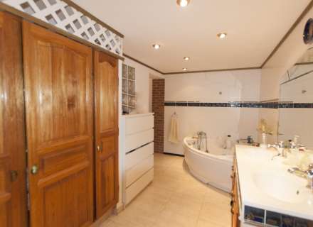 Casa amb jardí i dos apartaments.4