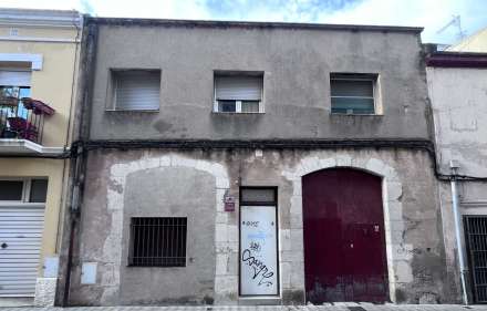 House with garden in the center of figueres.