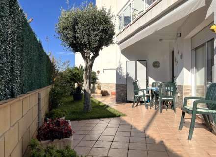 Acogedor apartamento en planta baja con gran terraza en Sant Pere Pescador, Alt Empordà.1