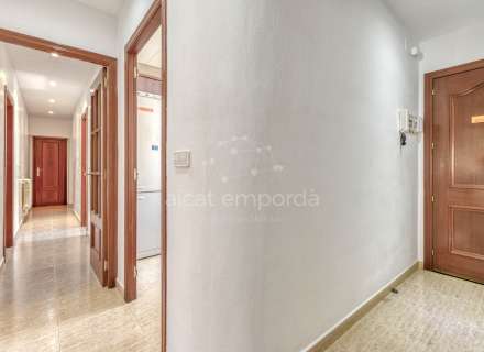 Gran apartament de 3 dormitoris amb boniques vistes a la muntanya a minuts de la platja.8