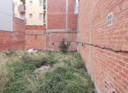 Venta de terreno para construir un edificio en Figueres.2