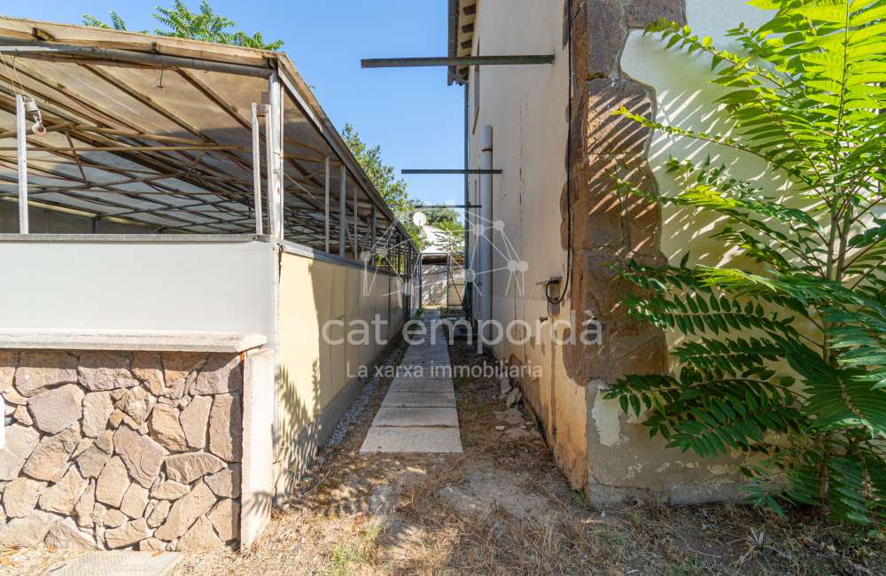 Maison/villa individuelle de style rustique, située à Bon Relax, à Sant Pere Pescador, à 1 km de la mer.40