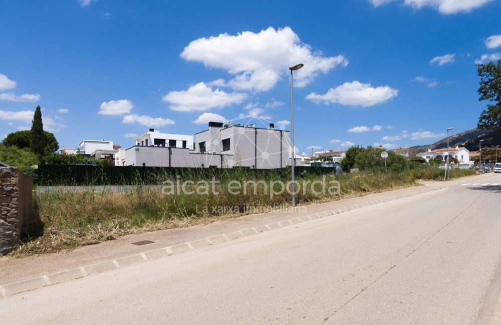 Terrain unifamilial constructible dans une urbanisation tranquille de Roses. Bonne opportunité !2