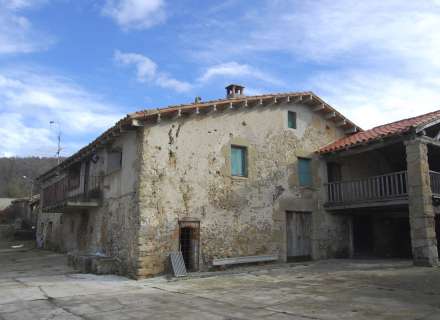Magnifica finca ganadera y forestal en Vidrà a 3,5 km del pueblo con un camino de acceso pavimentado. Con una extensión de 108 hectáreas.1