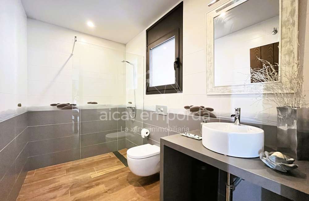 Maison moderne avec jardin et fort potentiel à Pontós.21