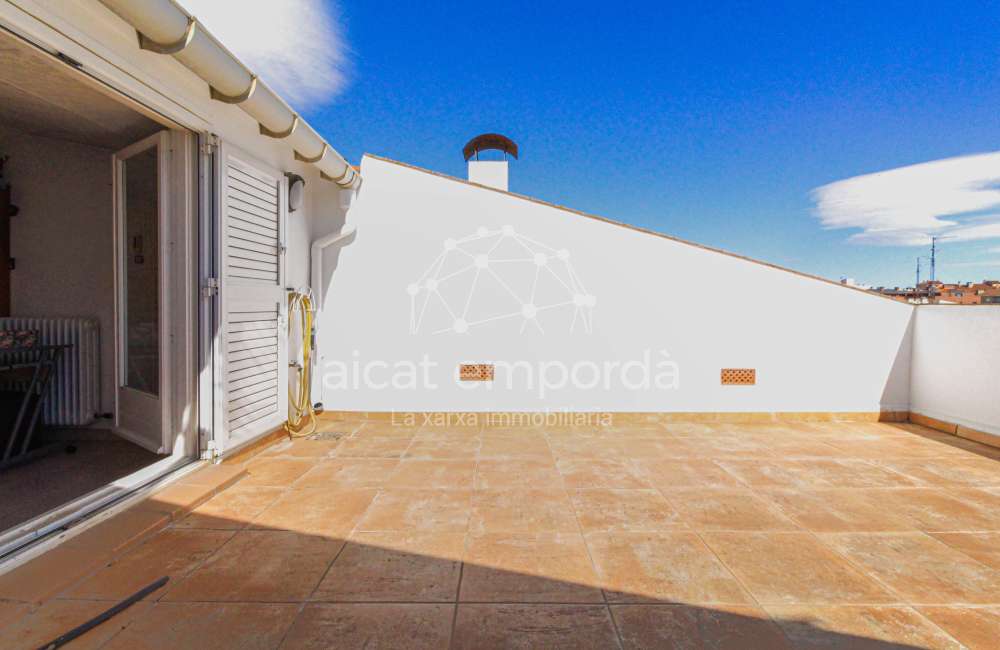 ¿Buscas una casa en Figueres con dos viviendas independientes?32