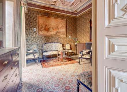 Building ideal for a small hotel, shopping center, or apartment building. Figueres Center. We have a summary of the current plan (PGOU).4