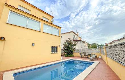 Oportunidad casa apareada con piscina y jardin figueres